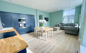 Beautiful 2Br, Private Entry In Vibrant Leith